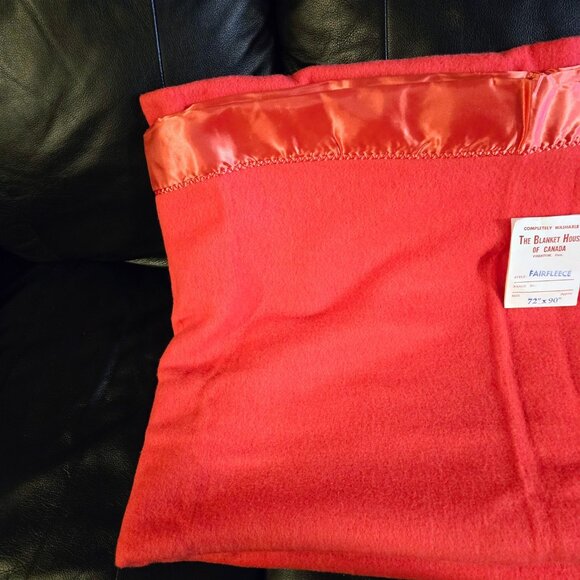 Vintage The Blanket House Satin Edge Fleece Blanket Red Retro Read - Picture 3 of 5